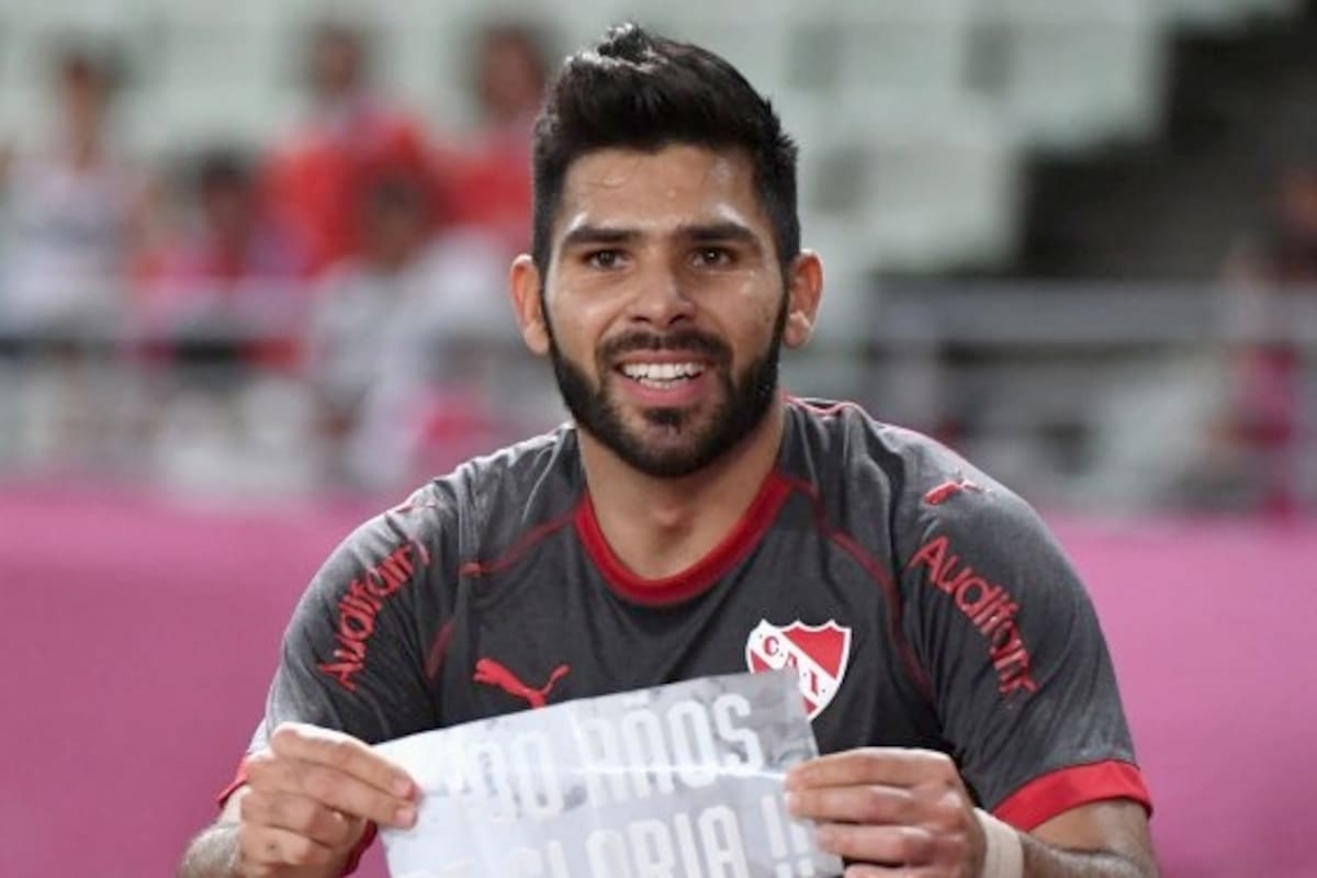 Silvio Romero mostró un cartel en el festejo: "100 años de gloria", decía