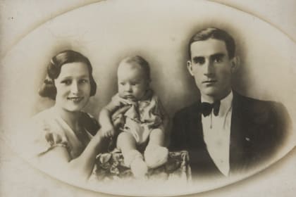 Silvio Soldán, de bebé, en un posado con sus padres, Agustín y Tita