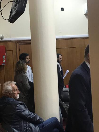 Silvoso en la sala de audiencias, durante un cuarto intermedio, lleva un sweater celeste y un rosario al cuello