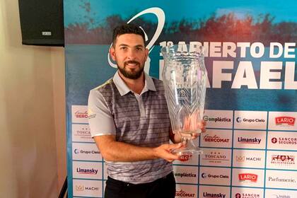 Simaski, con el trofeo como campeón del Abierto de Rafaela
