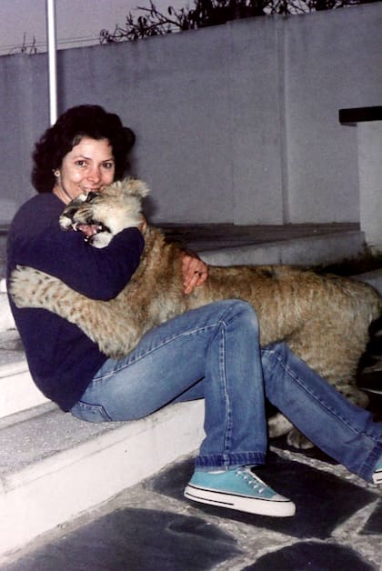 Simba, el padre de Angie, fue criado por la obstetra del pueblo, Marta Robertazzi, y su marido