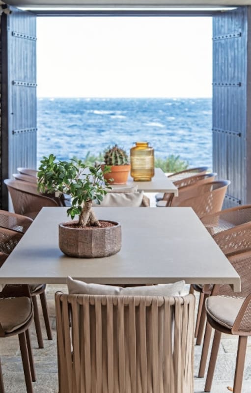El imponente sillón ‘cala’ del estudio Doshi Levien para la firma de diseño española Kettal, se combinó con el puf ‘zigzag’ y las mesitas redondas que acompañan al sofá de la línea ‘Mesh’, de la afamada arquitecta y diseñadora Patricia Urquiola (todos de Kettal).
