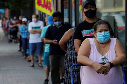Símbolos de la crisis económica en los Estados Unidos: los centros de asistencia social reciben miles de personas; se forman filas interminables para retirar alimentos gratuitos en Chelsea, Massachusetts