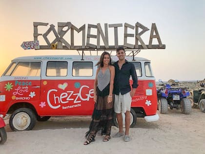 El mayor de los Simeone, que sigue los pasos deportivos de su padre y actualmente juega en la Fiorentina, posa con la influencer italiana en una típica postal del verano europeo.
