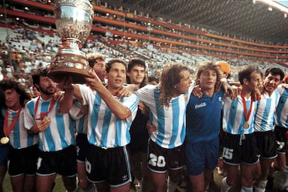 Simeone con la Copa América de 1993, la última conquista albiceleste; después y hasta hoy, la Argentina vería pasar 19 torneos sin poder conseguir el título