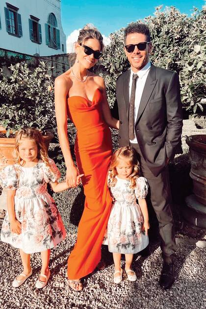 Simeone –con traje cruzado de Dior– junto a su mujer, Carla –con un strapless de Monot– y sus hijas, Francesca y Valentina, divinas con vestidos de Monnalisa con la misma estampa de flores.