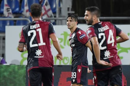 Simeone, en el centro de la imagen, después de anotar un gol ante Juventus