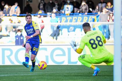 Simeone marca el primero de sus tres goles a Venezia. Lo padece Sergio Chiquito Romero