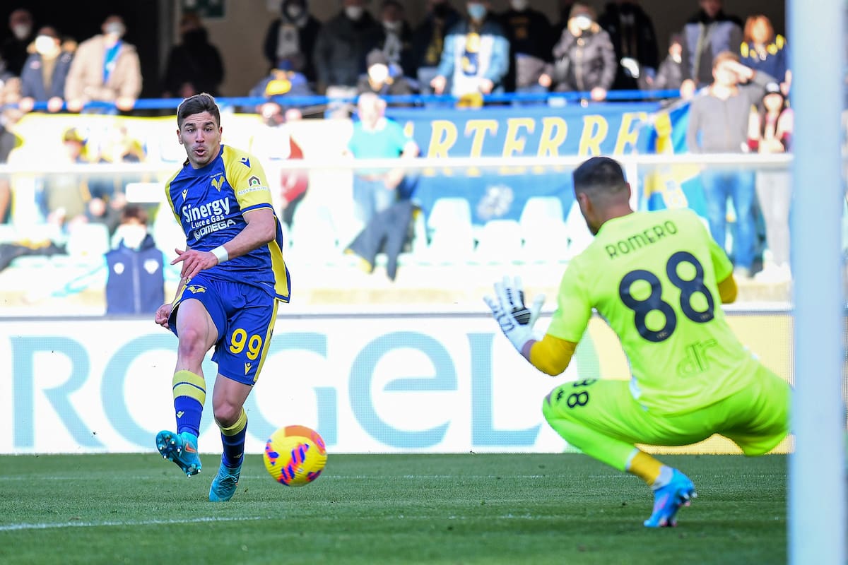 Simeone marca el primero de sus tres goles a Venezia. Lo padece Sergio Chiquito Romero
