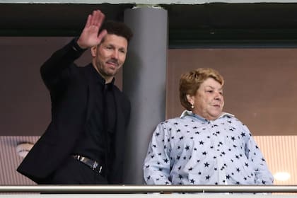 Simeone, marcado de cerca por su madre, Nilda