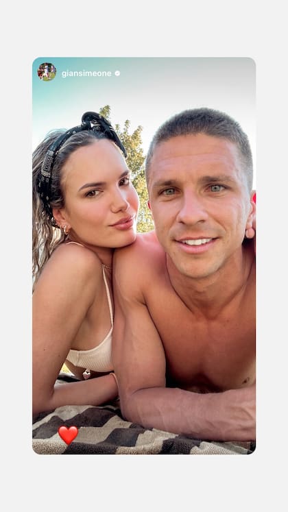 Simeone se rapó y mostró su nuevo look en una foto junto a su novia (Foto: Instagram @evabargiela)