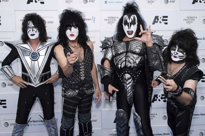 Simmons está "experimentando síntomas leves", anunció Kiss, tras informar a sus fanáticos que dio positivo en Covid-19