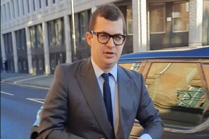 Simon Bowes-Lyon admitió haber entrado por la fuerza en la habitación de una mujer de 26 años y pidió disculpas públicamente por sus actos