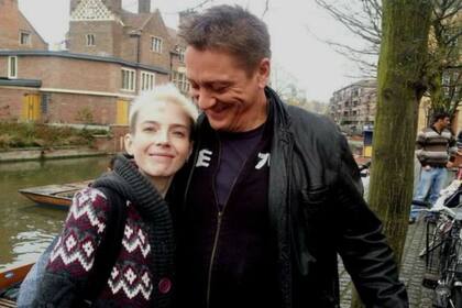 Simon Brown junto a su hija Emma en Cambridge