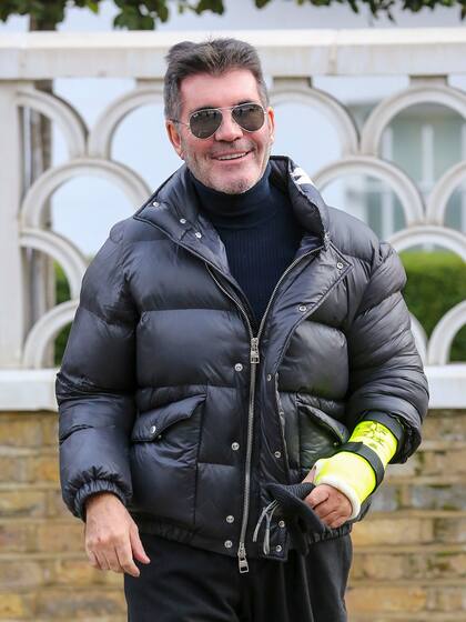 Simon Cowell fue visto en Londres tras sufrir un accidente de bicicleta por el cual se rompió un brazo
