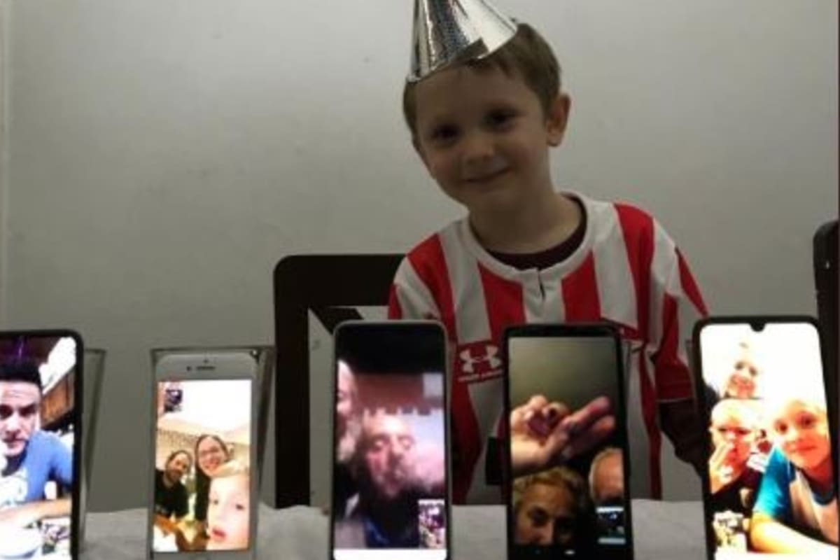 Simón cumplió cinco años, tuvieron que suspender su festejo pero le inventaron un cumpleaños virtual