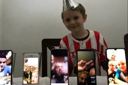 León cumplió cinco años, tuvieron que suspender su festejo pero le inventaron un cumpleaños virtual