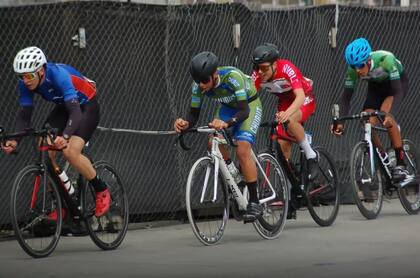Simón, de verde, en una competencia de ciclismo