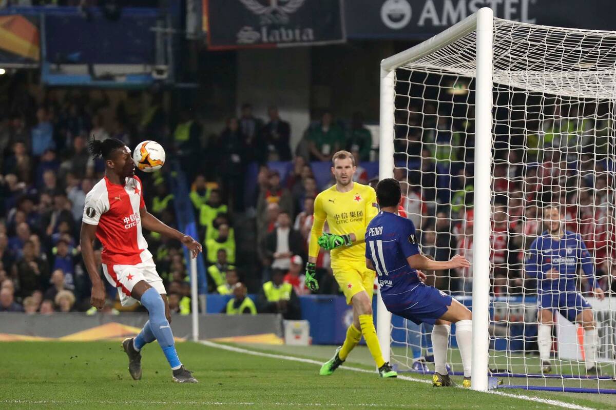 Simon Deli, retrocediendo, se encuentra de golpe con la pelota y su cabezazo será gol en contra; a Chelsea le salieron todas