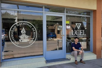Simón en la puerta de la universidad
