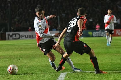 Simón engancha hacia afuera para dejar en el camino a Teuten