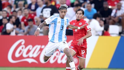 Simón Escobar fue una de las figuras de la victoria de la selección argentina ante Túnez. (Photo by Mohamed Farag - FIFA/FIFA via Getty Images)