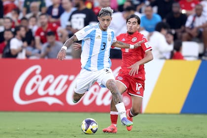 Simón Escobar fue una de las figuras de la victoria de la selección argentina ante Túnez. (Photo by Mohamed Farag - FIFA/FIFA via Getty Images)