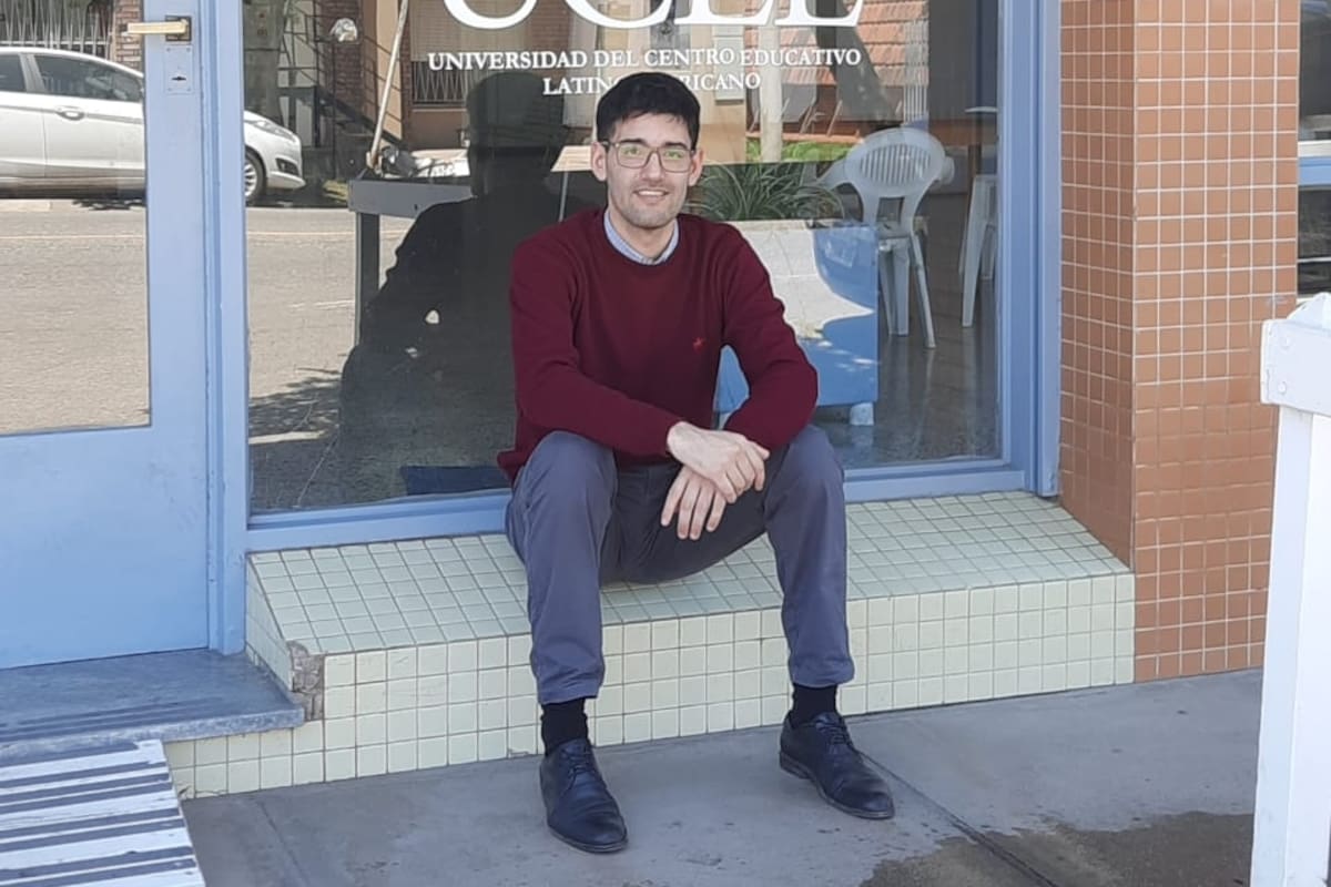 Simón está cerca de hacer realidad el sueño que una vez, con solo seis años, le dijo a su madre: ser abogado