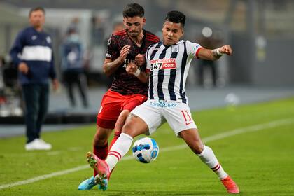 Simon forcejea con Lagos por la pelota