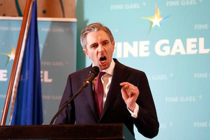 Simon Harris habla después de ser ratificado como el nuevo líder del partido Fine Gael, lo que le allana el camino para convertirse en el más joven primer ministro de Irlanda, en Athlone, Irlanda, el domingo 24 de marzo de 2024.