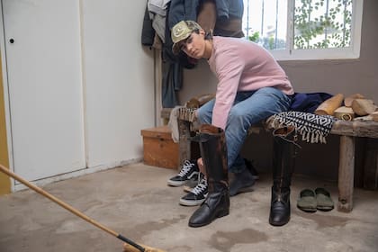 Simón juega con botas que usaba Javier, pero admite tenerlas no tan impecables como las mantenía su papá...