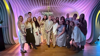 Simon junto a reconocidos dermotólogos y líderes de opinión de skincare, invitados al evento.