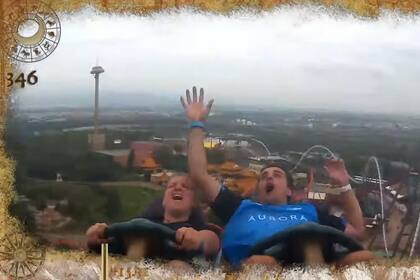 Simon Kempf en la montaña rusa antes de atrapar un celular en pleno trayecto