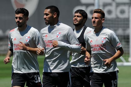 Simón, Martínez, Rojas y Romero, en el entrenamiento en el River Camp: los cuatro serán titulares ante Racing