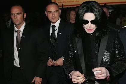 Simon Newton trabaja como guardaespaldas de Michael Jackson durante la visita de la celebridad a Londres en 2006