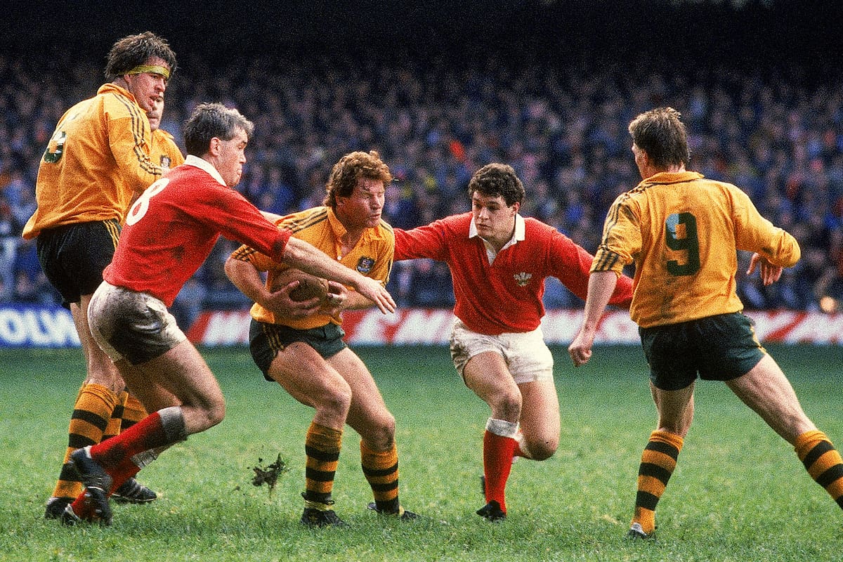 Simon Poidevin con la pelota, durante un test de los Wallabies ante Gales, en el Millennium Stadium, en Cardiff