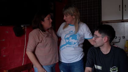 Simón Ross junto a su mamá y Patricia, de la ONG Imagina