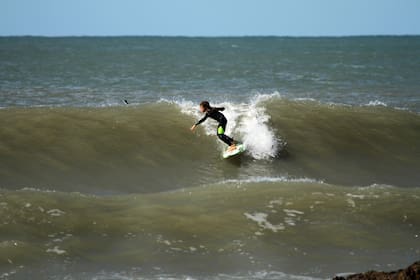 Simón Siri, de nueve años y 1,40m, domó olas el doble que su altura. Es el futuro. Su padre Maxi, cinco veces campeón argentino, lo guió