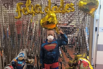 Simón tiene 8 años y pasó los últimos 10 meses internado por leucemia en el Hospital Garrahan
