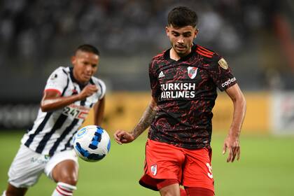Simon trata de controlar la pelota antes de que llegue Vílchez