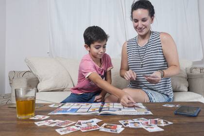 Simón y su mamá, Florencia Fappiano, cada vez más cerca del objetivo de completar el álbum