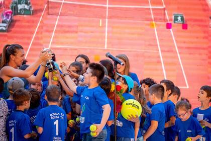 Simona Halep saluda a sus seguidores en el Estadio Nacional de Bucarest