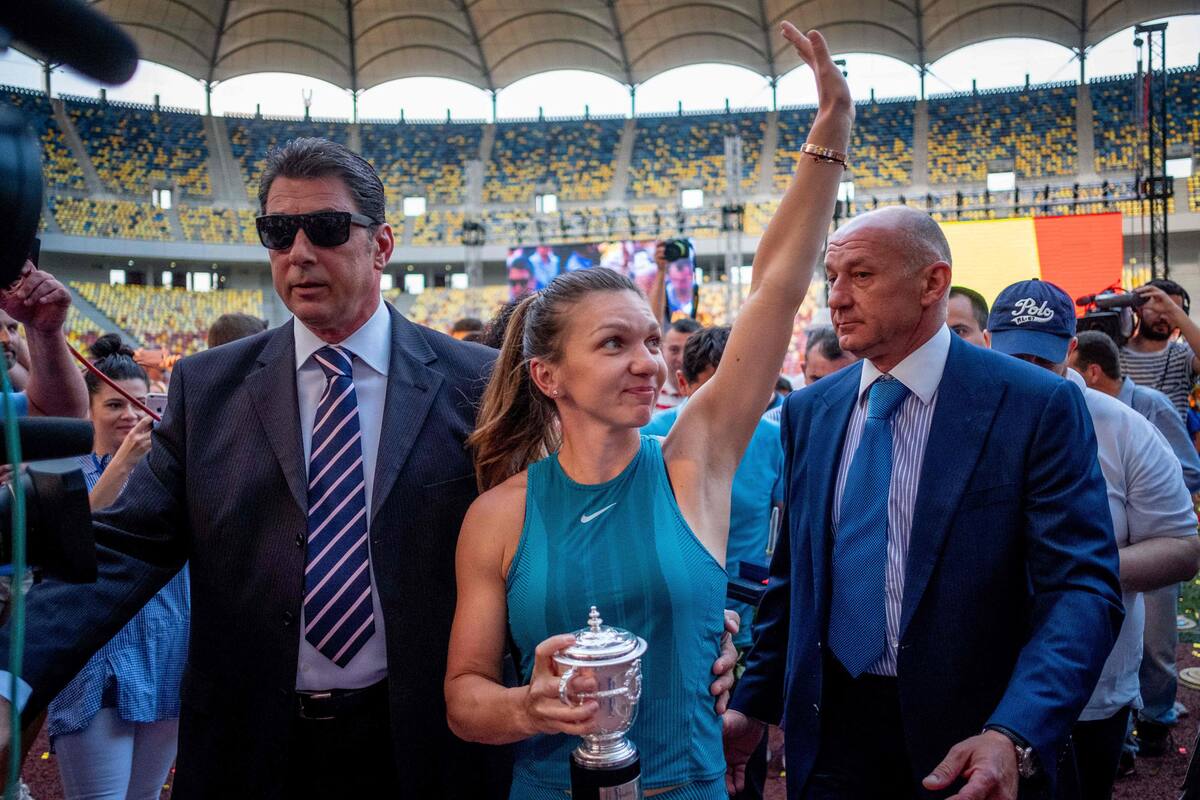 Simona Halep saluda a sus seguidores en el Estadio Nacional de Bucarest