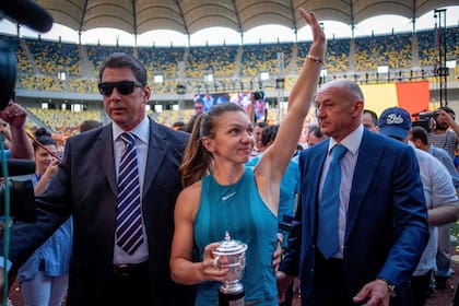 Simona Halep saluda a sus seguidores en el Estadio Nacional de Bucarest