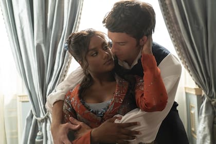 Simone Ashley y Jonathan Bailey en la segunda temporada de Bridgerton