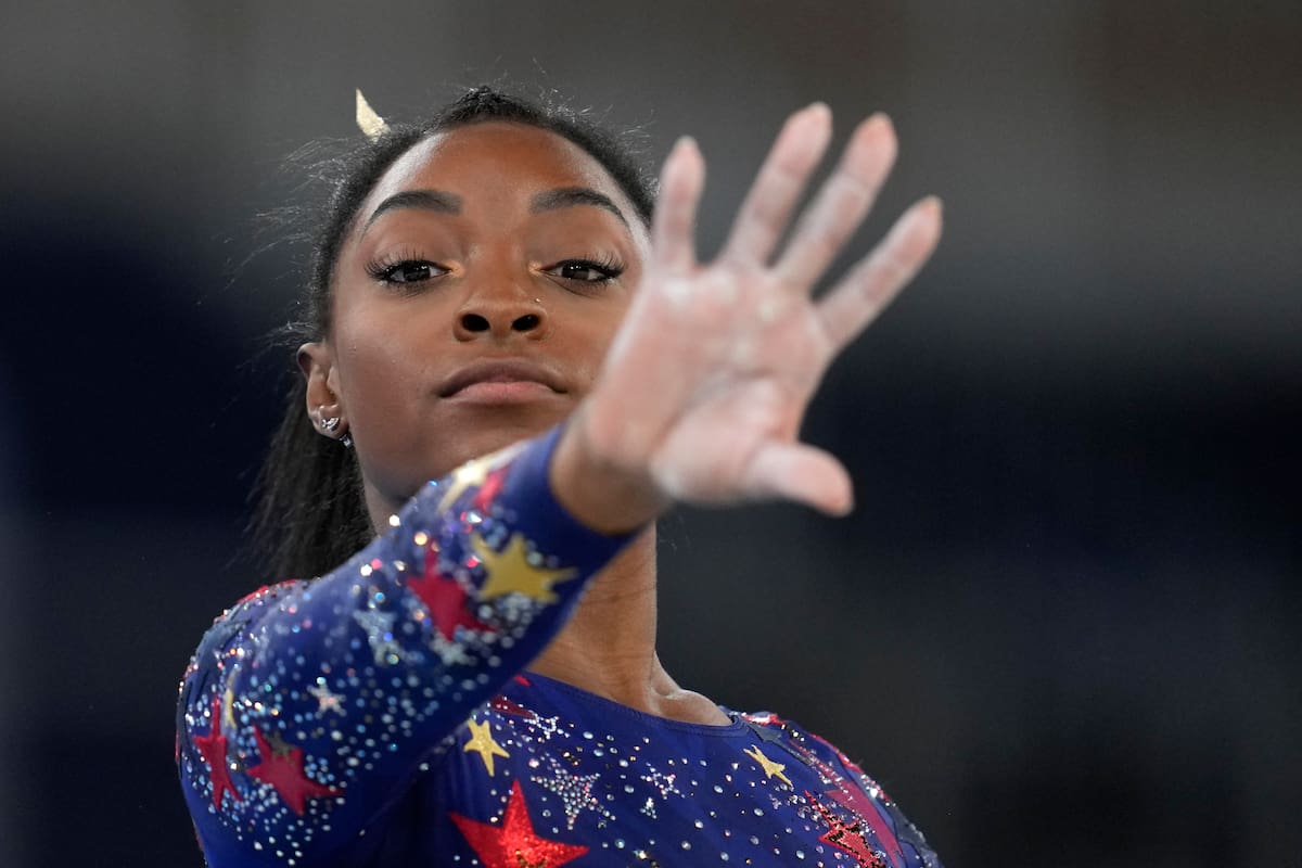 Simone Biles, de Estados Unidos, realiza su rutina de ejercicios en el piso durante las calificaciones de gimnasia artística femenina en los Juegos Olímpicos de Verano de 2020, el domingo 25 de julio de 2021 en Tokio.