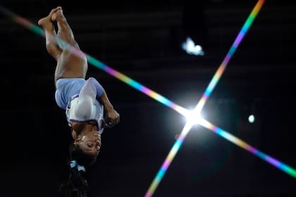 Simone Biles, en el aire, en el Mundial que se desarrolla en Stuttgart.