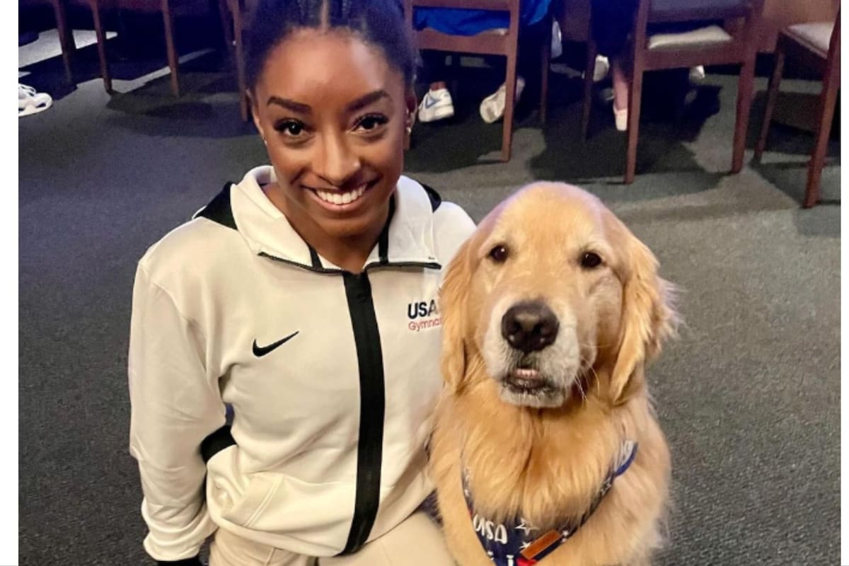 Simone Biles junto a Beacon, el perro terapeuta