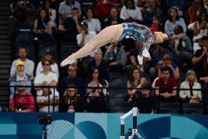 Simone Biles repitió su salto icónico y desbordó a la tribuna estadounidense en el Barcy Arena