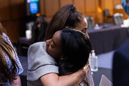 Simone Biles y Aly Raisman se abrazan después de atestiguar en el congreso estadounidense.